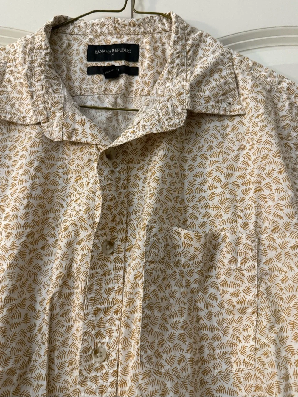 💜 Banana Republic Leaf-Print Button-Down Shirt – Beige | Size M Slim Fit